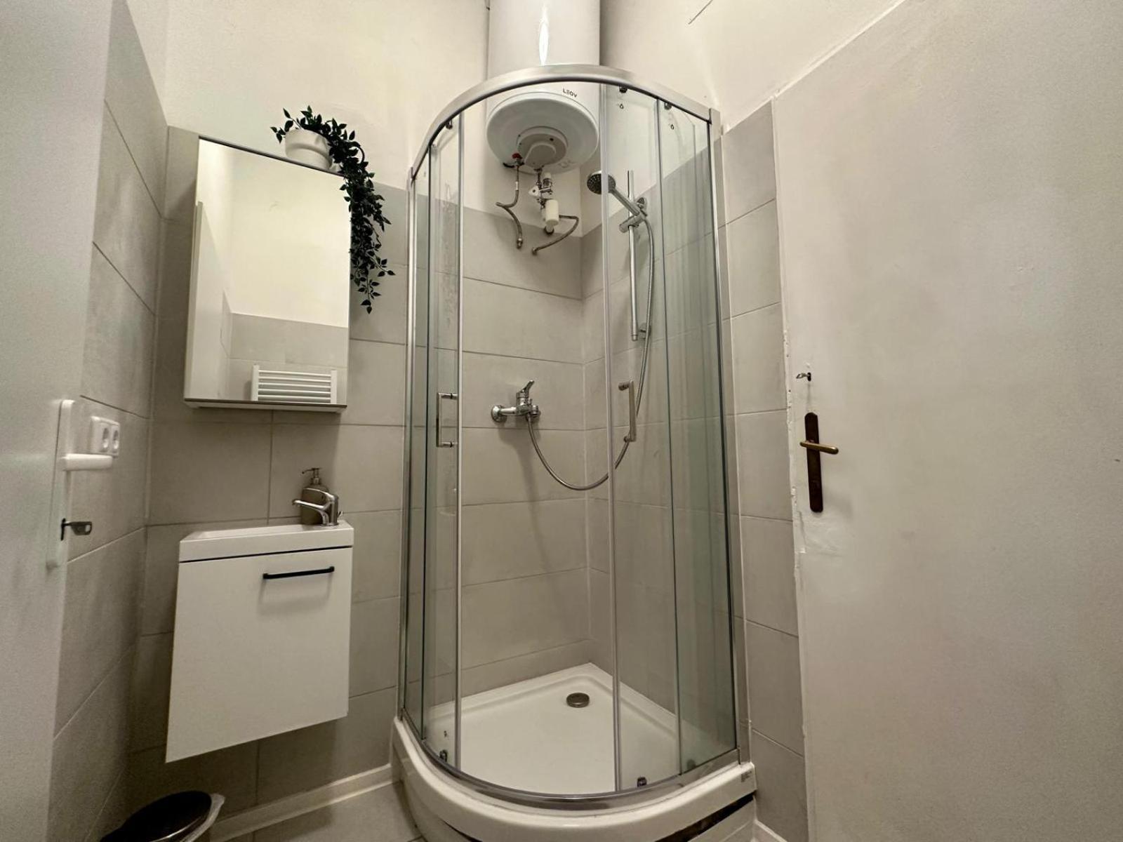 Spacious Apartment, 3 Min To U6 Metro Wien Eksteriør billede